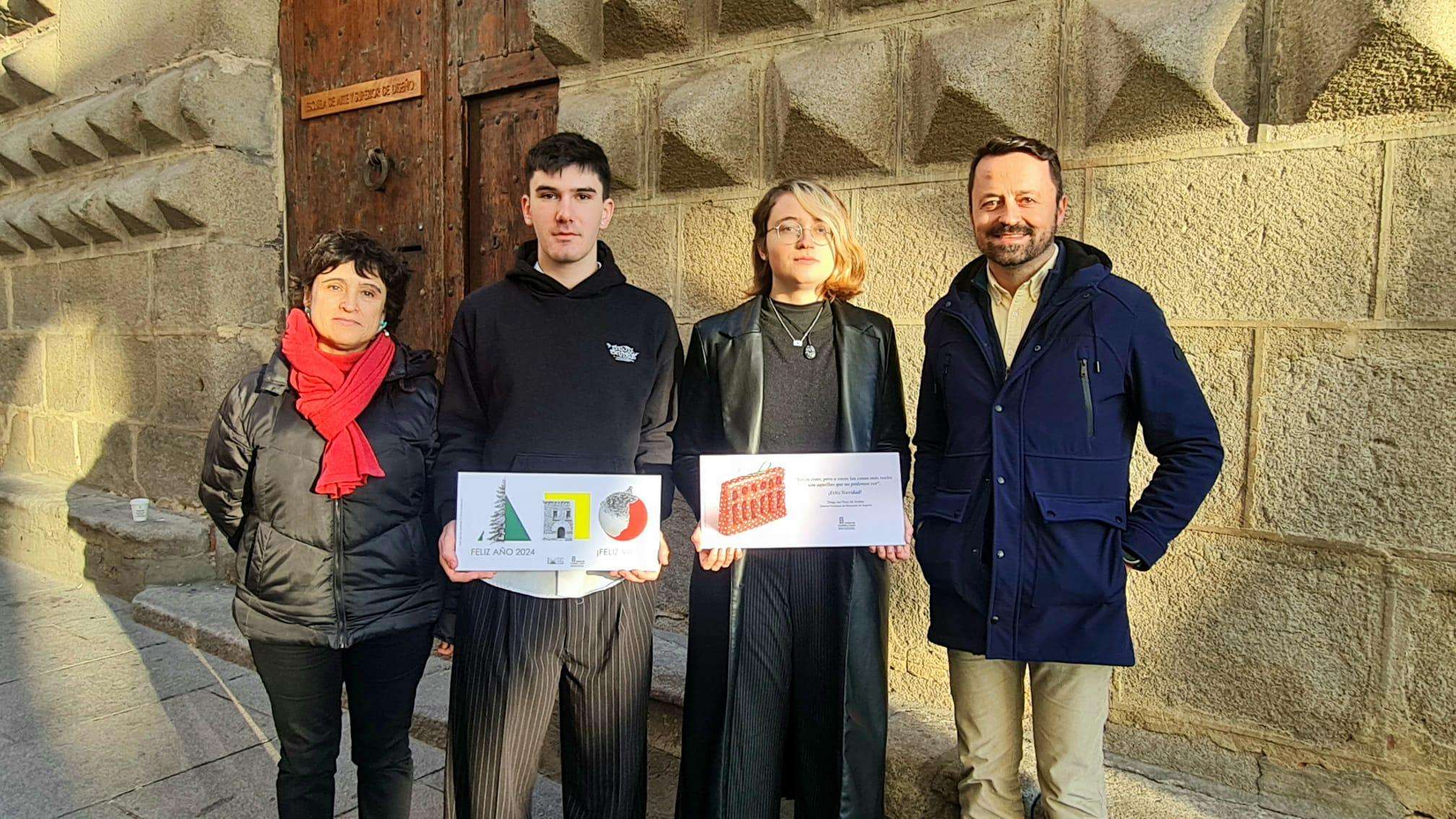 Los alumnos premiados posan con sus trabajos2 (1)