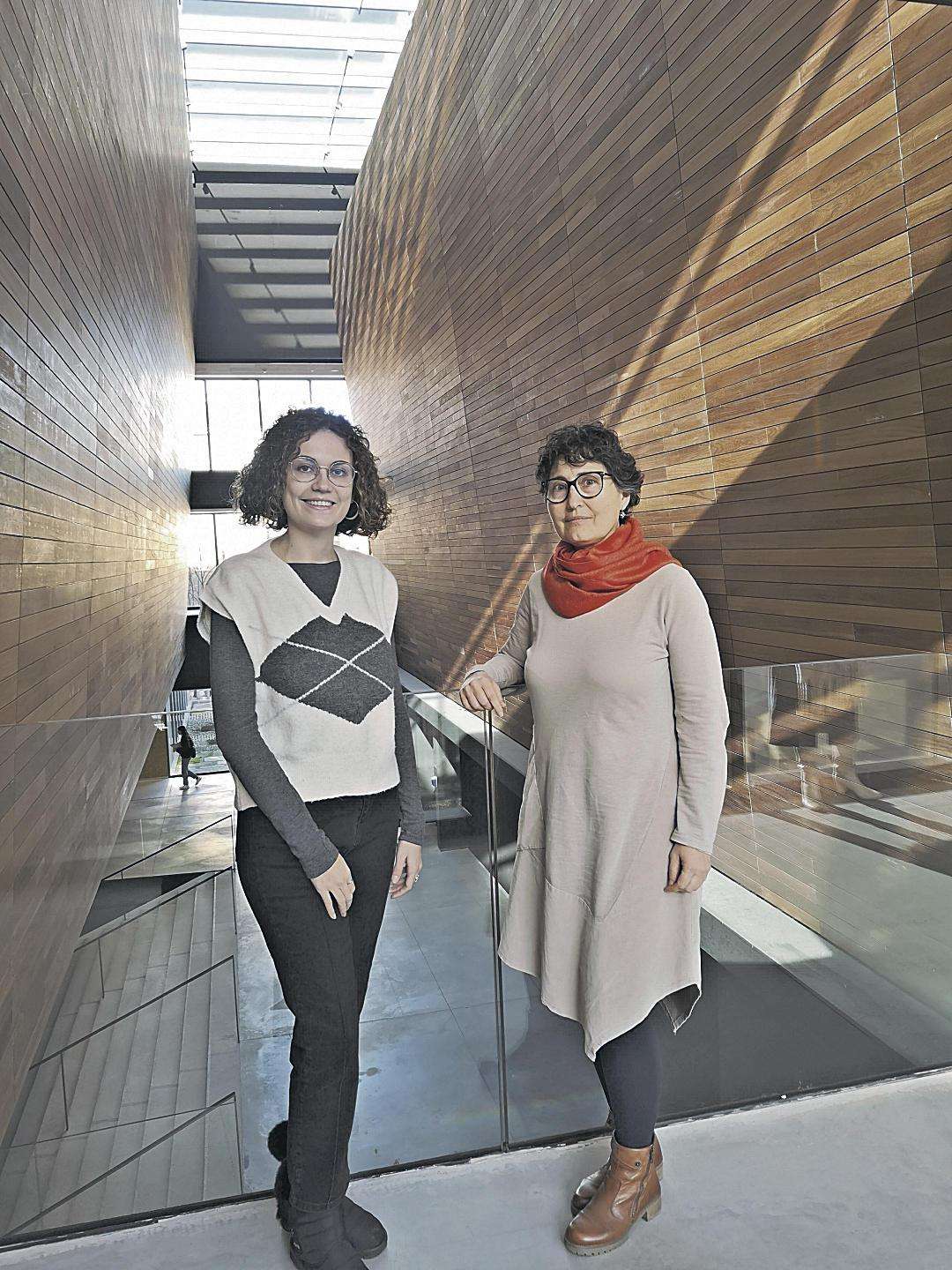 M. Mar Montalvo García (izda.) y M. Antonia López Luengo (dcha.) en el Campus María Zambrano. / Carmela García Marigómez