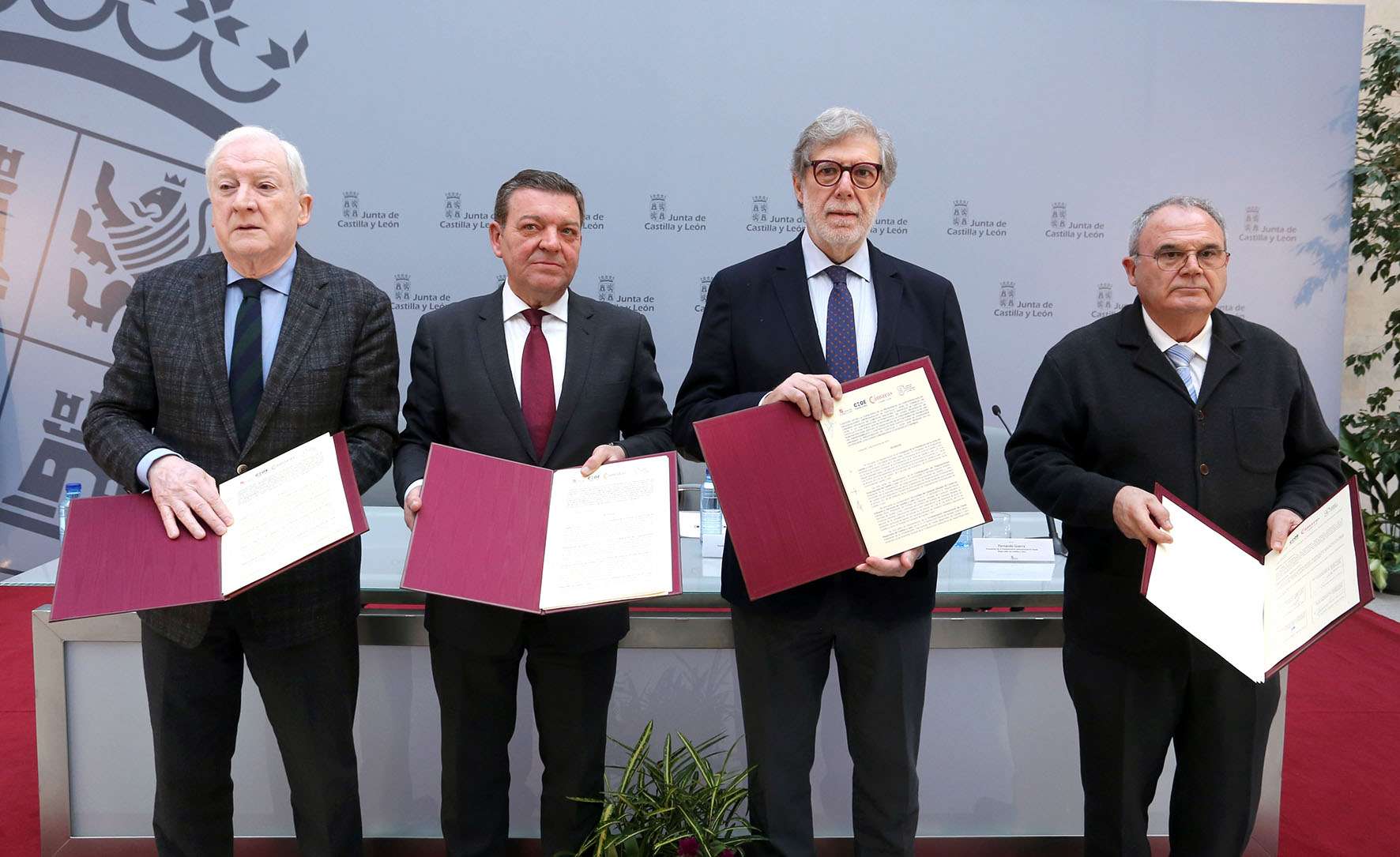 El consejero de la Presidencia suscribe un convenio de colaboración con CEOE Castilla y León, el Consejo de Cámaras y la Confederación Internacional de Casas Regionales, suscriben un convenio de colaboración