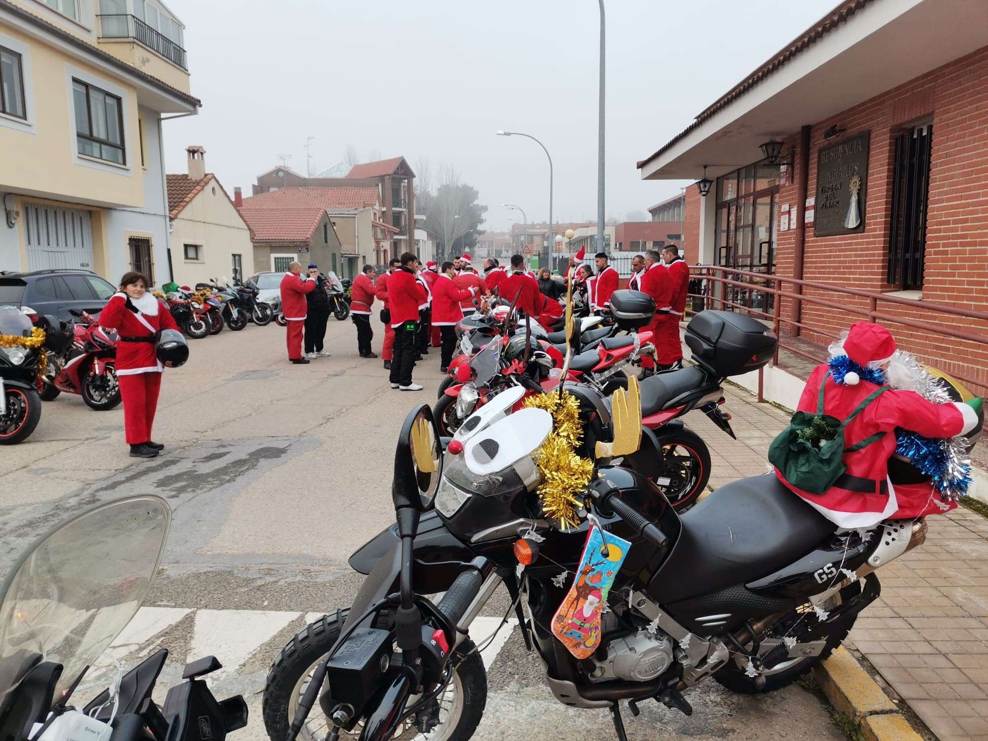 Moteros a las puertas de la residencia de Cantalejo