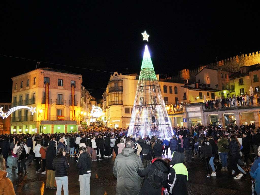 Iluminación navideña desde la plaza del Azoguejo, en Segovia. / MIGUEL ÁNGEL FERNÁNDEZ