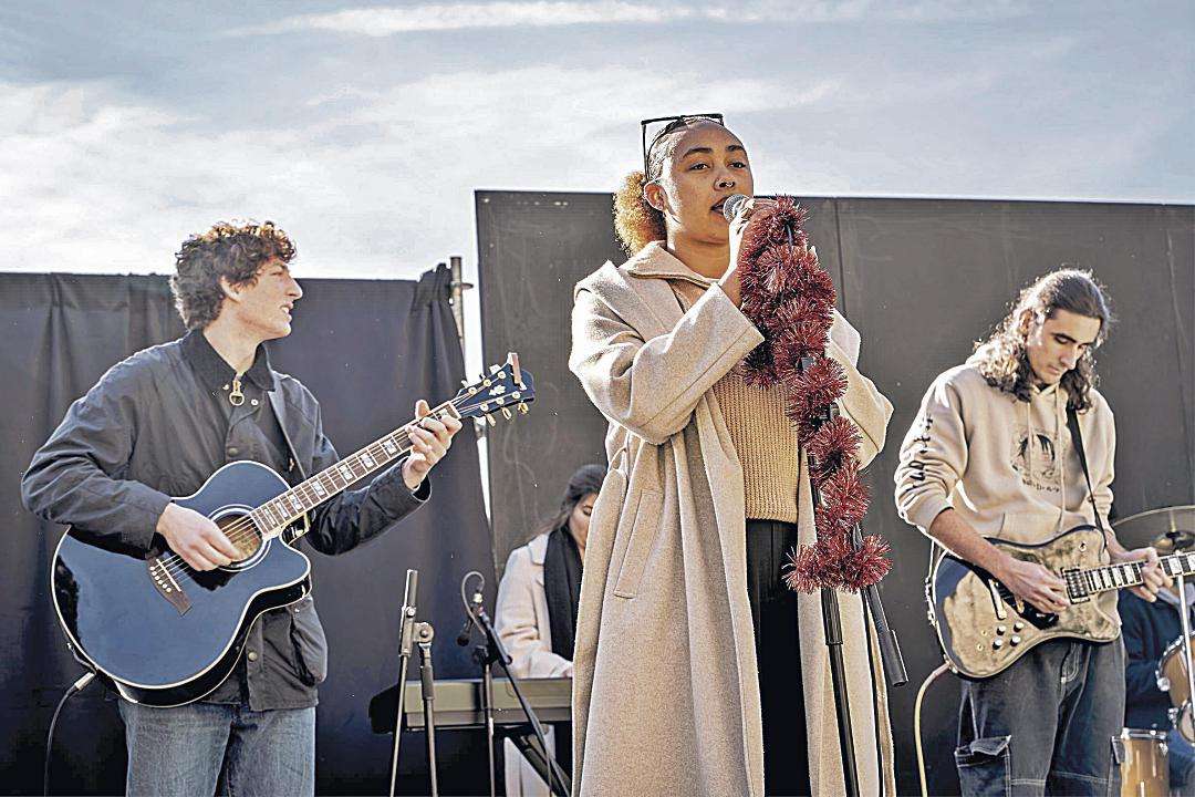 Los estudiantes mostraron su talento musical y su faceta solidaria en el Paseo de la Navidad de Segovia. / Roberto Arribas
