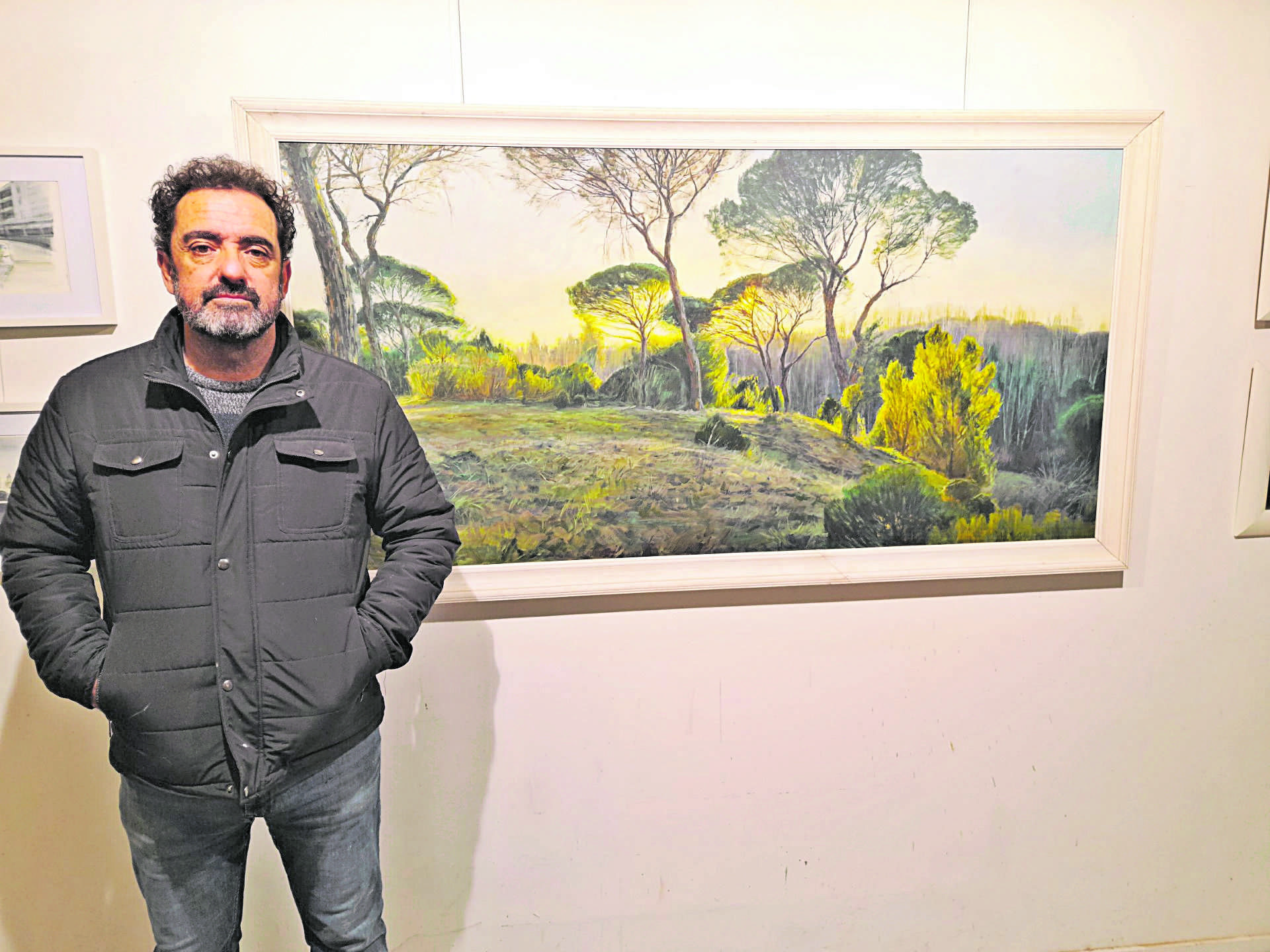 Pedro Cebrian ante una de las obras que se exponen en la Galería