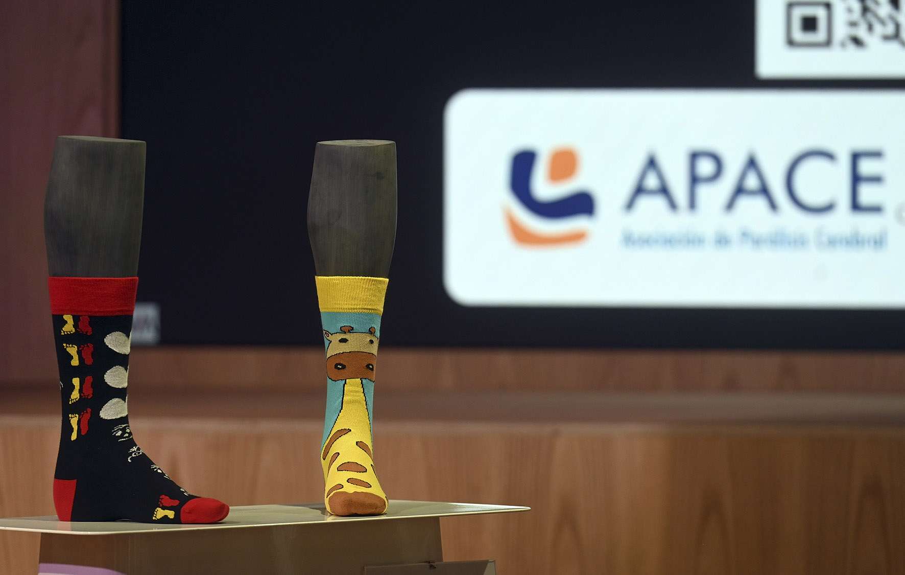 Presentación de los calcetines solidarios Cagüen Socks APACE