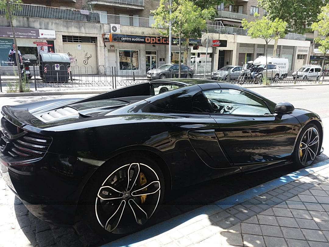 Vehículo McLaren en Segovia. Vehículo McLaren en Segovia.