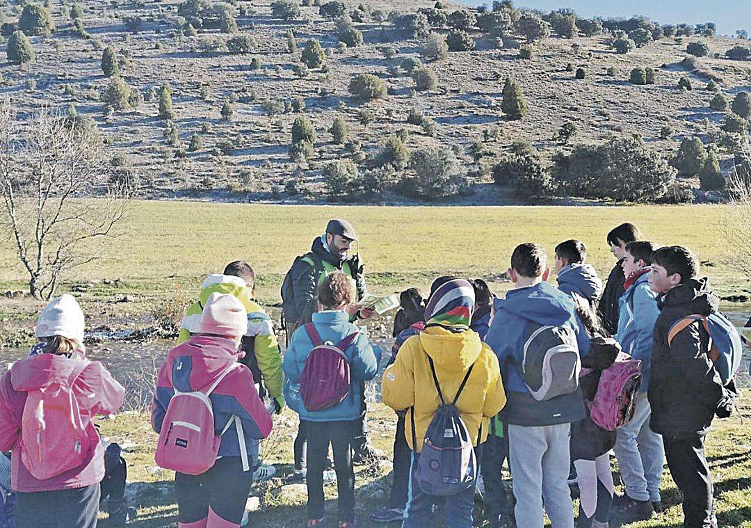 Los participantes en la jornada de Senderismo aprenden cómo solicitar ayuda al 112