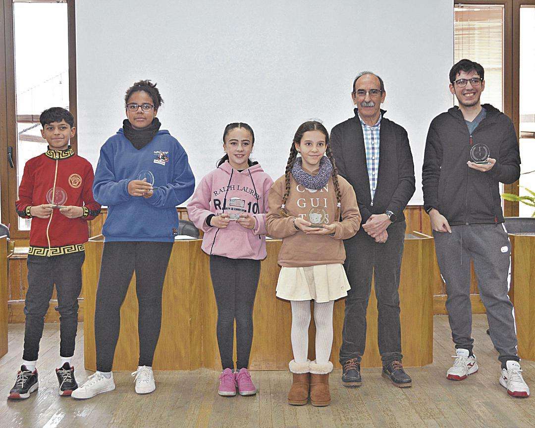 Alumnos ganadores del concurso junto al alcalde de Nava. FOTO: A.M.