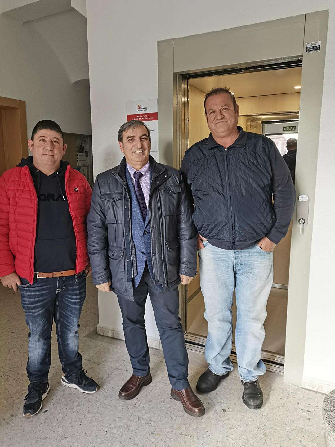 El delegado territorial de la Junta, Sanz Merino, junto al alcalde de Remondo.