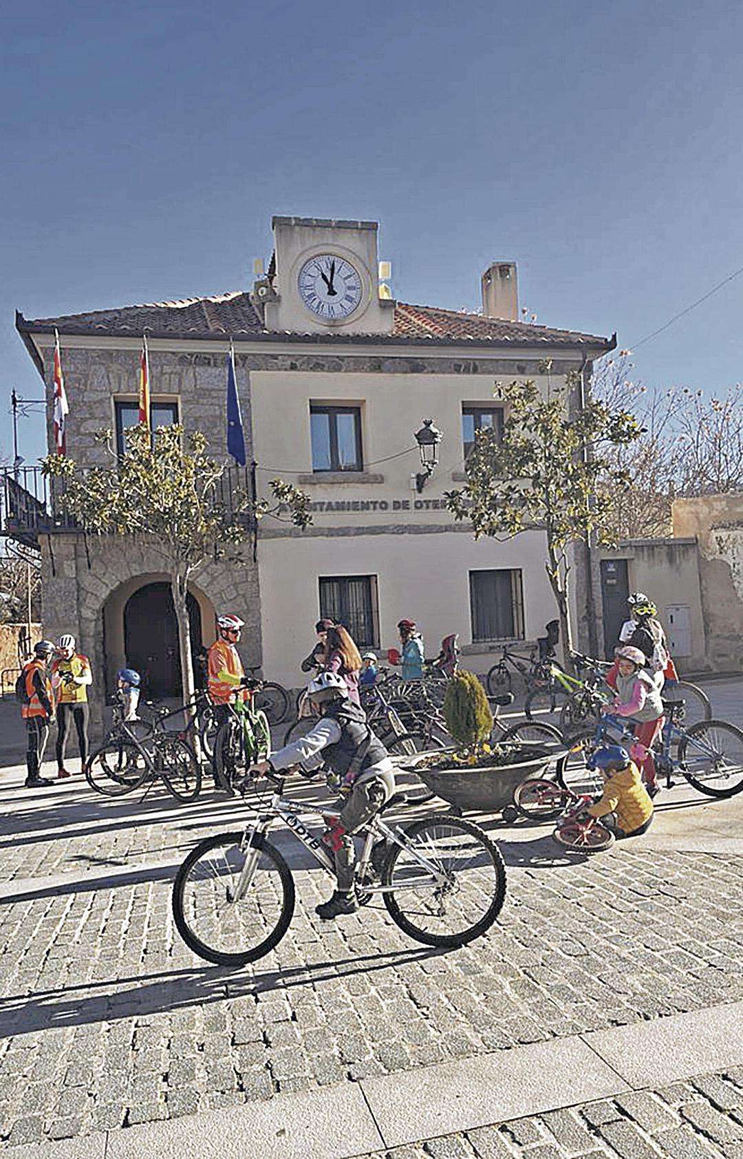 Participantes en la jornada en bicicleta.