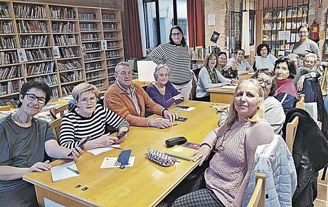 Participantes en la formación sobre el uso de los móviles.