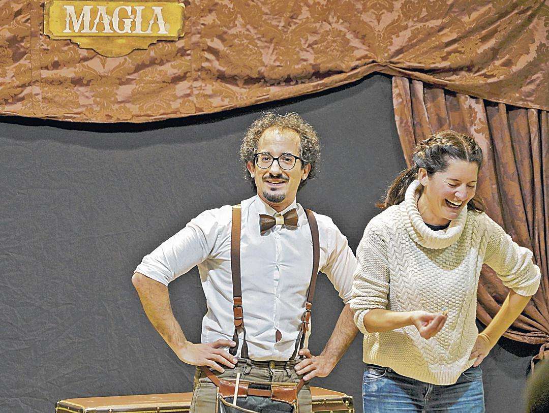 El mago David Navares en plena actuación en Otero.