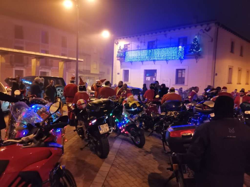 moteros en la Plaza Mayor de Cabezuela moteros en la Plaza Mayor de Cabezuela