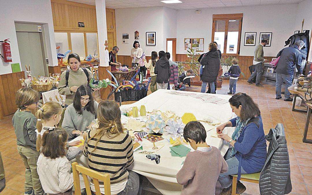 Pequeños y mayores disfrutaron desarrollando su habilidad y destreza en sendos talleres gratuitos.