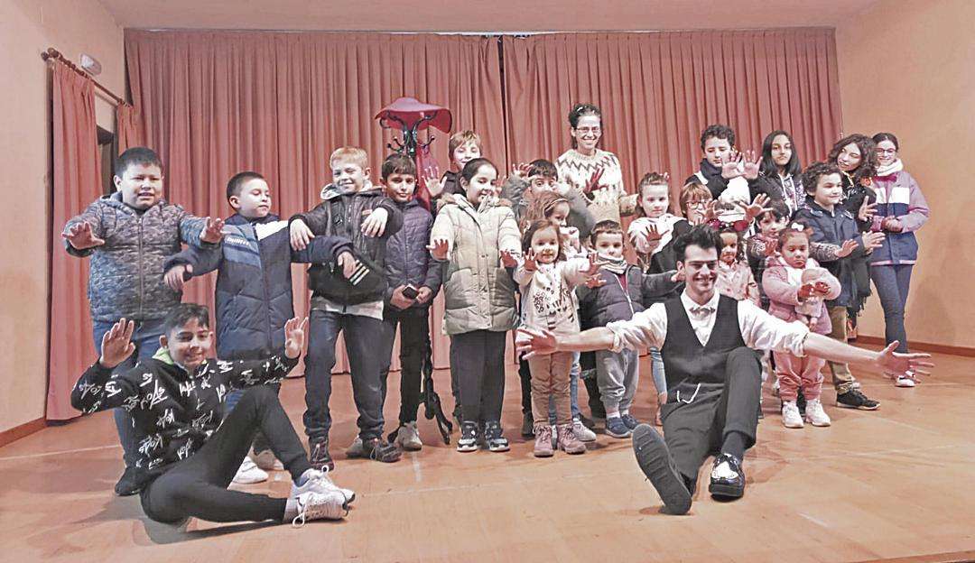Gran éxito de participación en la actuación del mago Raymon.