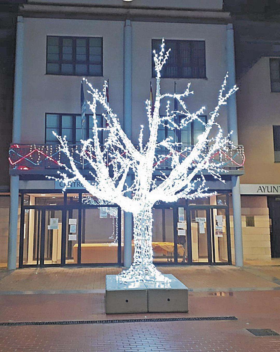 Árbol de Navidad frente al Ayuntamiento de Palazuelos de Eresma.