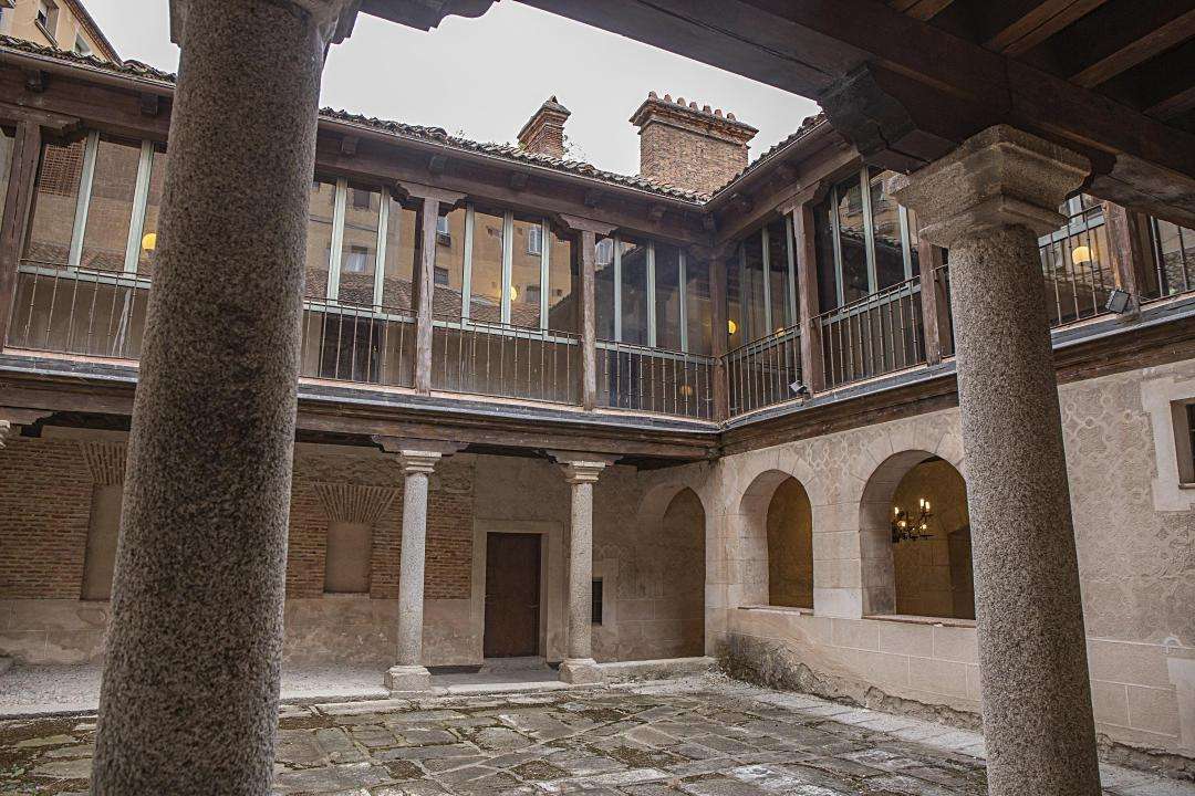 Patio interior de la Casa de la Tierra (en el barrio de San Millán), sede de la Comunidad de Ciudad y Tierra de Segovia.