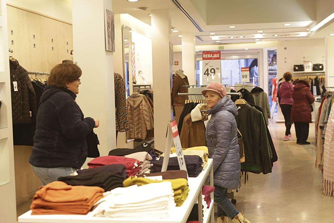 Comercio y hostelería consideran negativa la reducción de la jornada laboral de 37,5 horas semanales 1 Inicio de la campaña de rebajas y descuentos en el comercio de Zamora
