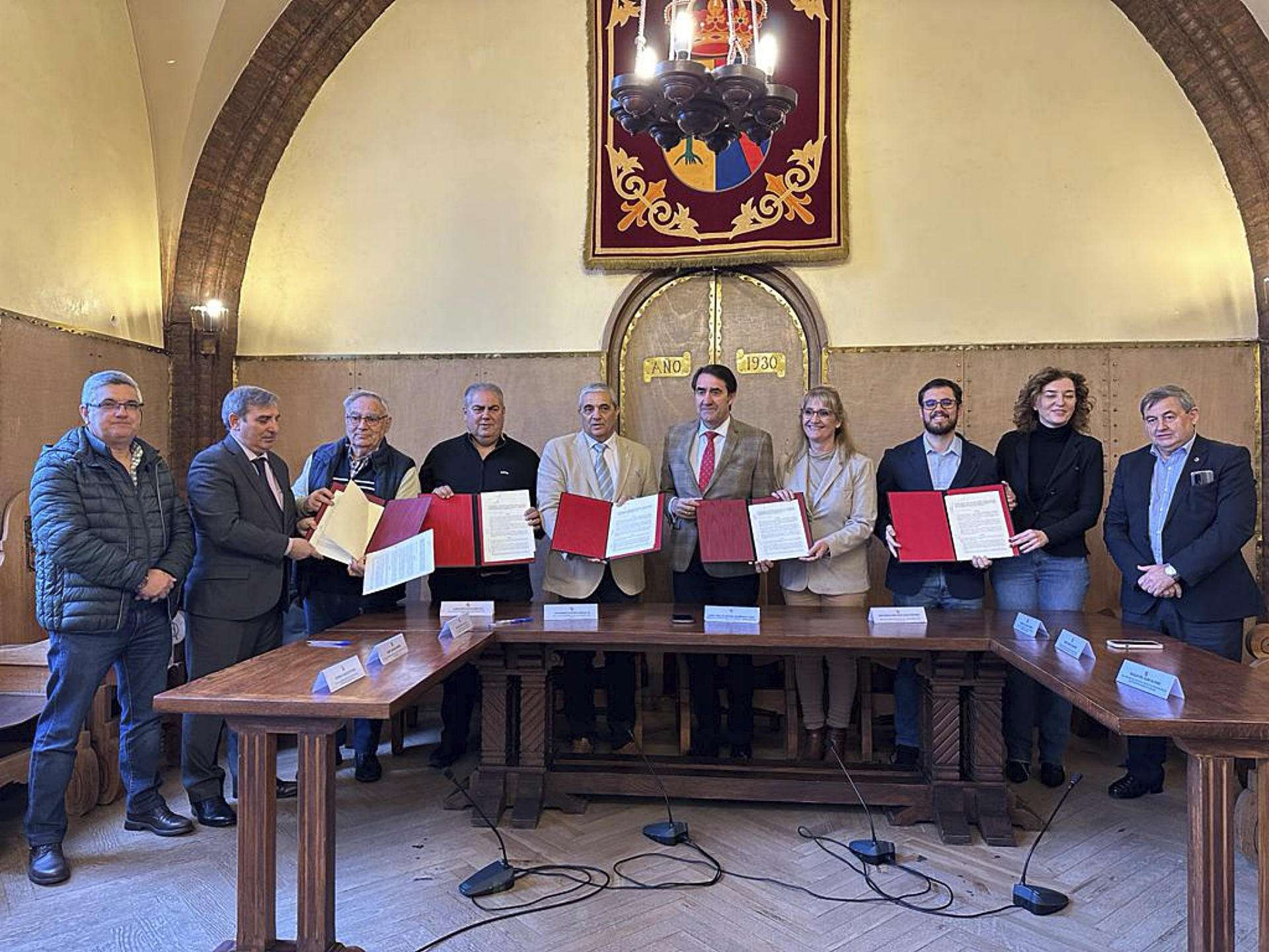 Juan Carlos Suárez-Quiñones junto a los alcaldes de Cantalejo, Coca, Tabladillo, Turégano y San Martín y Mudrián tras la firma.