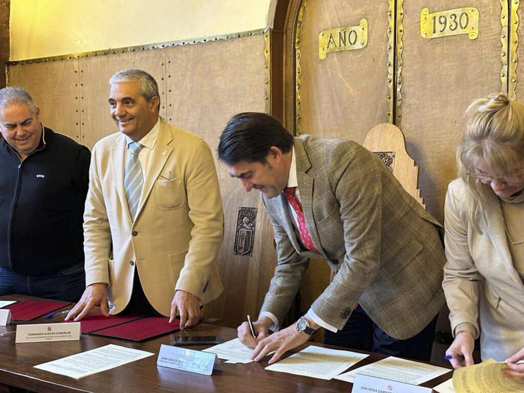 Firma del Consejero de Medio Ambiente, Vivienda y Ordenación del Territorio, Juan Carlos Suárez-Quiñones. Firma del Consejero de Medio Ambiente, Vivienda y Ordenación del Territorio, Juan Carlos Suárez-Quiñones.