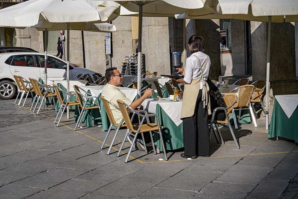 Comercio y hostelería consideran negativa la reducción de la jornada laboral de 37,5 horas semanales 2 Camareros Sirviendo