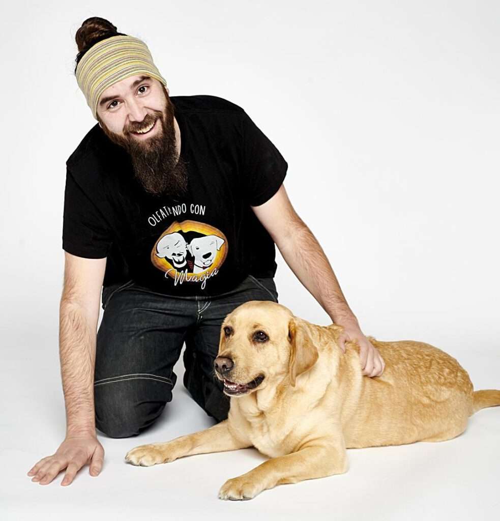 El educador social Héctor Serrano junto a su perra Karma.