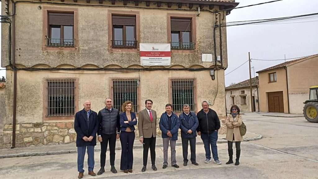 El consejero de Medio Ambiente visita una vivienda rehabilitada en Veganzones (Segovia)