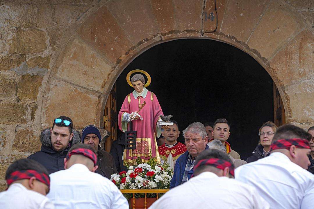 Salida de la procesión de San Vicente Mártir en Hontoria.