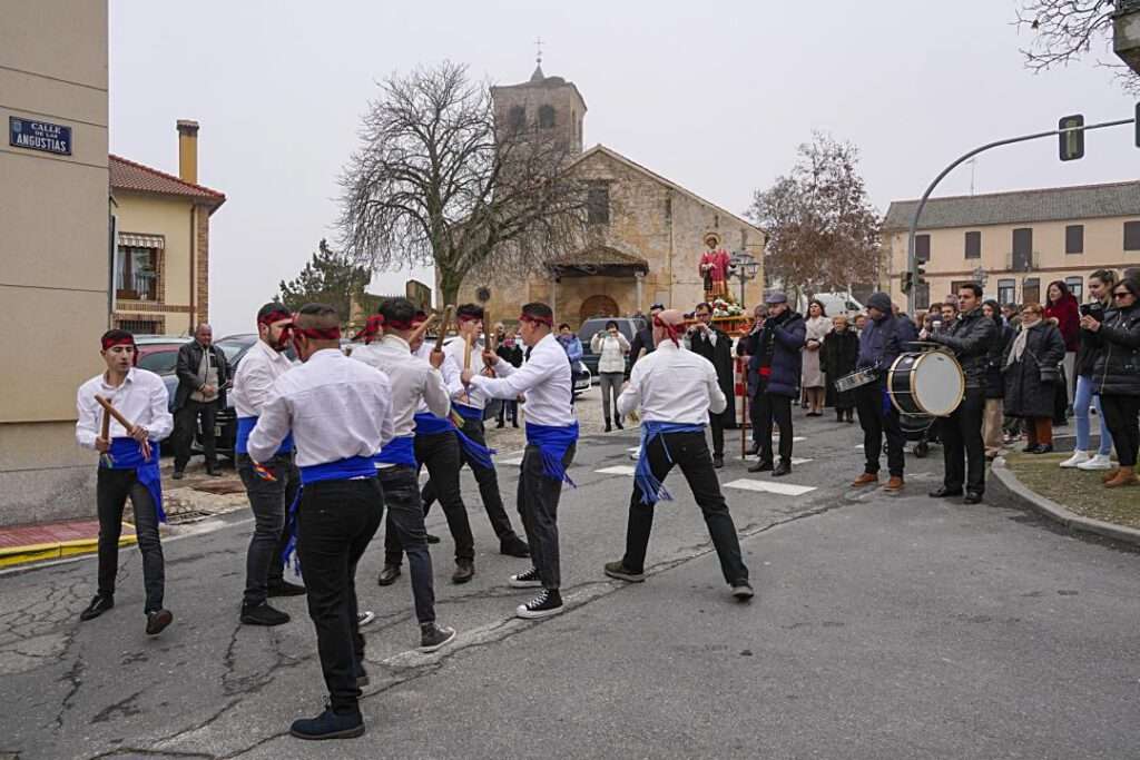 El grupo de danzas y paloteo de Hontoria acompañó a San Vicente Mártir. El grupo de danzas y paloteo de Hontoria acompañó a San Vicente Mártir.