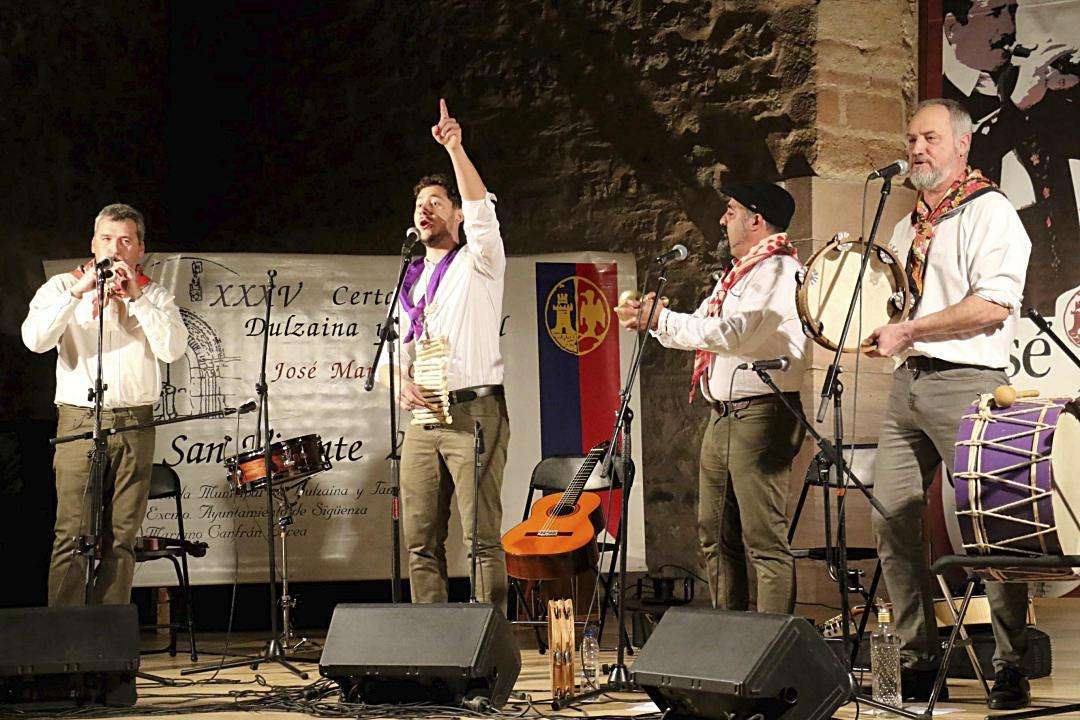 El grupo segoviano ‘La Garrota’ durante su actuación