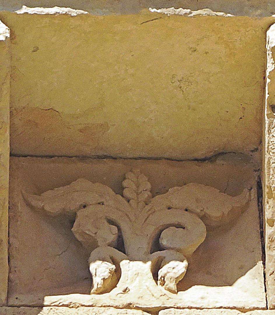 Sotillo. Palmera esculpida en una metopa del templo románico. / JMS