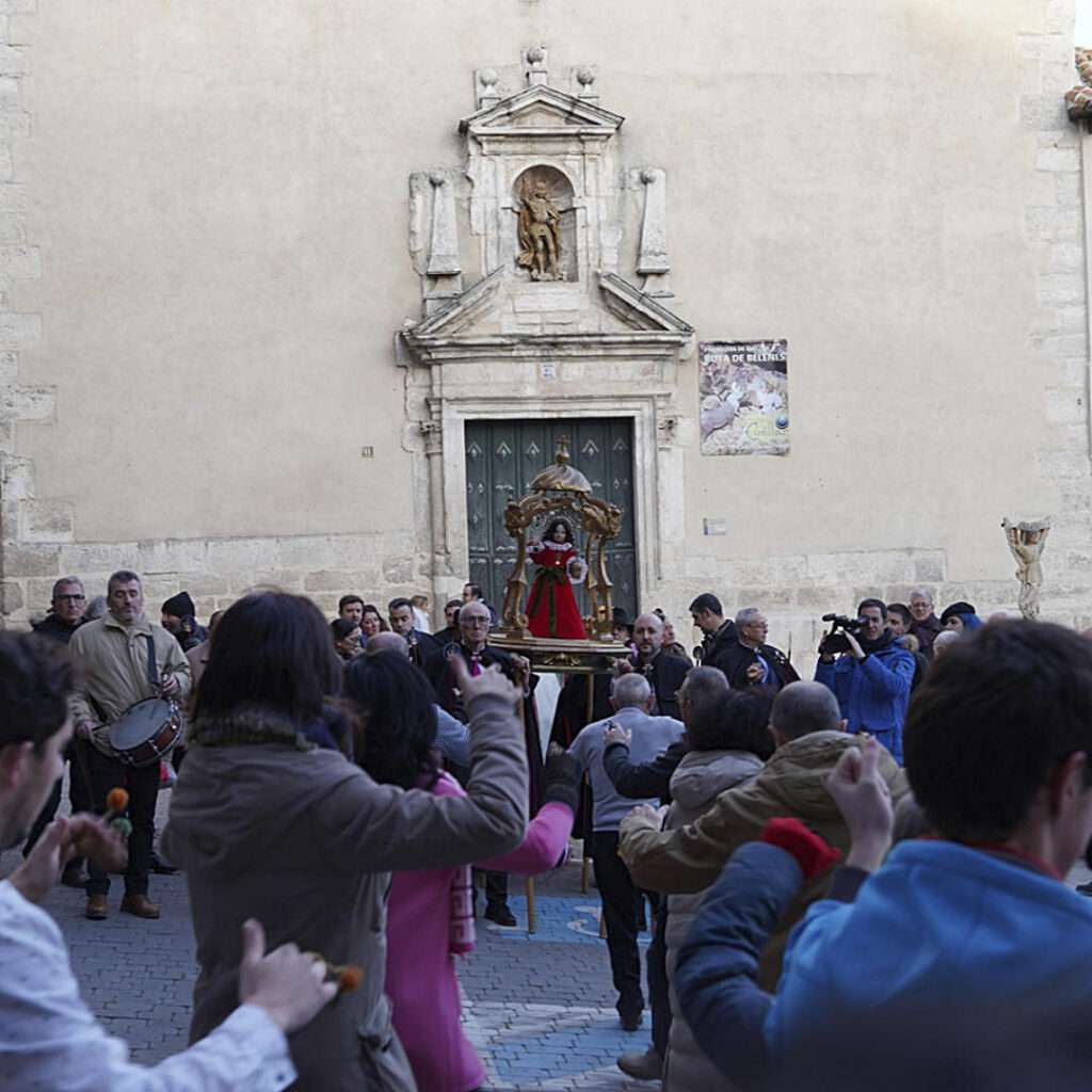 Salida de la procesión de la iglesia de San Miguel.