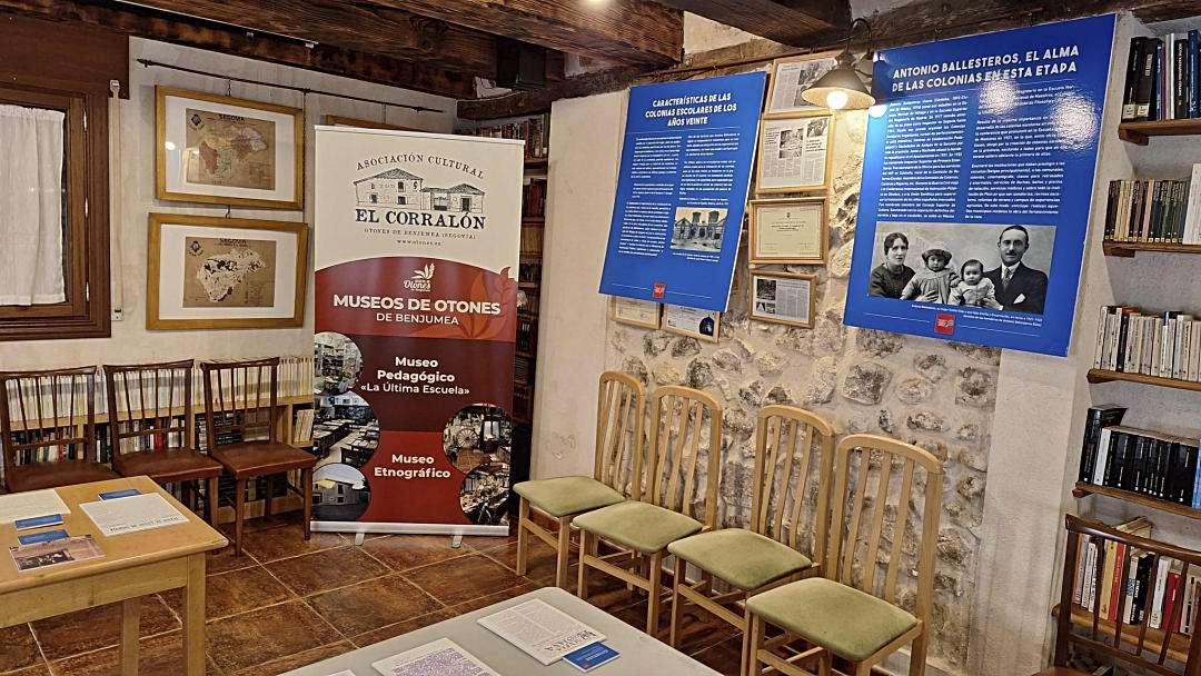 Algunos paneles que se pueden ver en la exposición sobre las Colonaias Escolares Segovianas.