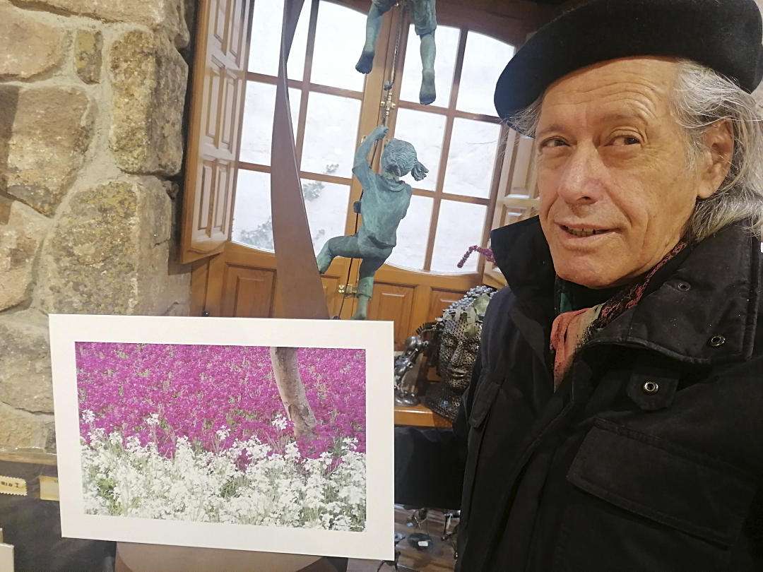 El autor con una de sus fotografías