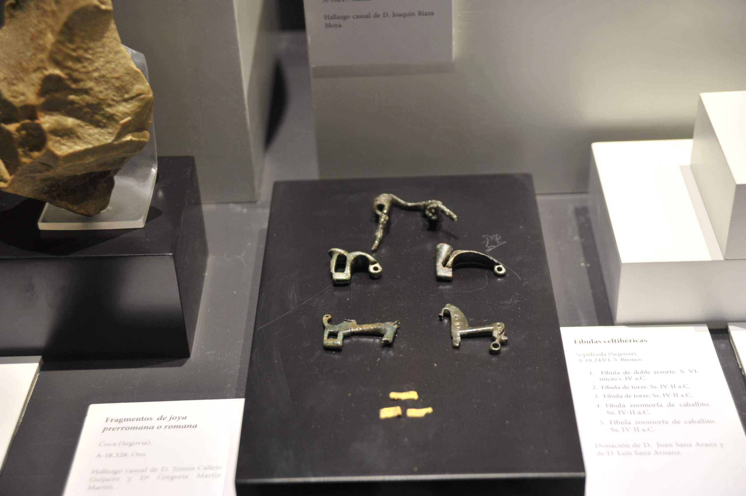 Fíbulas celtibéricas en la exposición del museo.