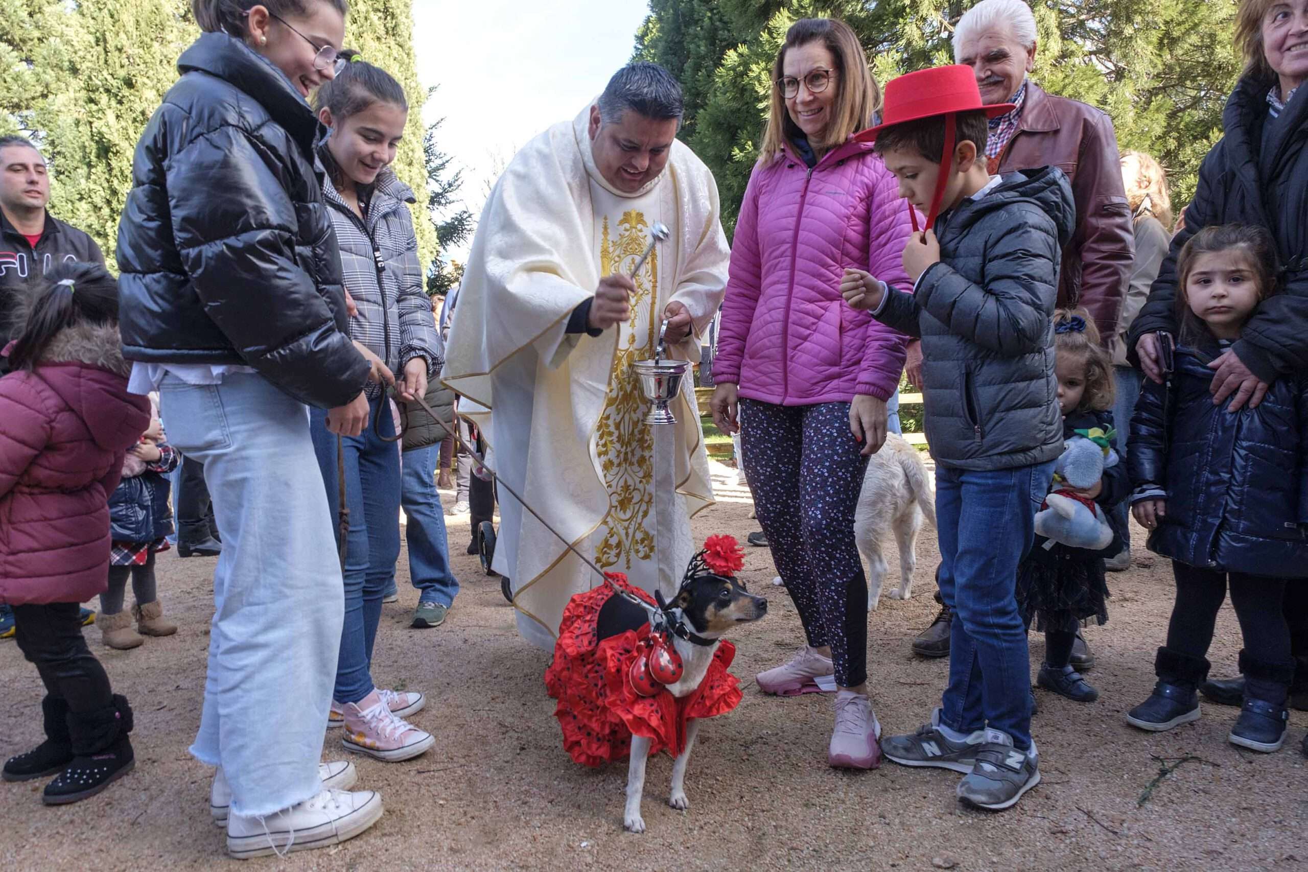 El párroco bendice a un perro en la fiesta de 2023