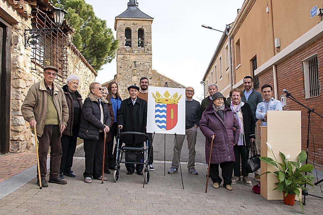 Los habitantes más mayores descubren el escudo