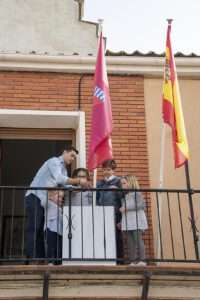 Los niños izaron la bandera Los niños izaron la bandera