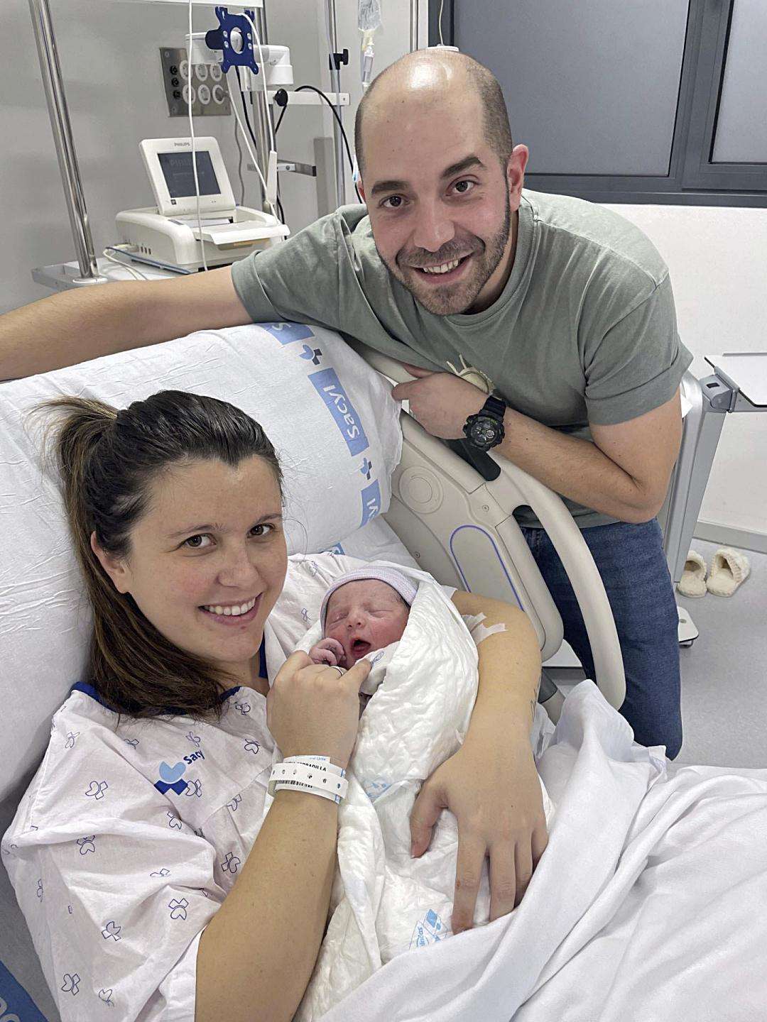 Ángela y Sergio posan orgullosos con su hija Carla, la primera nacida del año 2024 en Castilla y León.