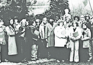 Muchachos norteamericanos visitando el jardín acompañados de su profesor. / JMS