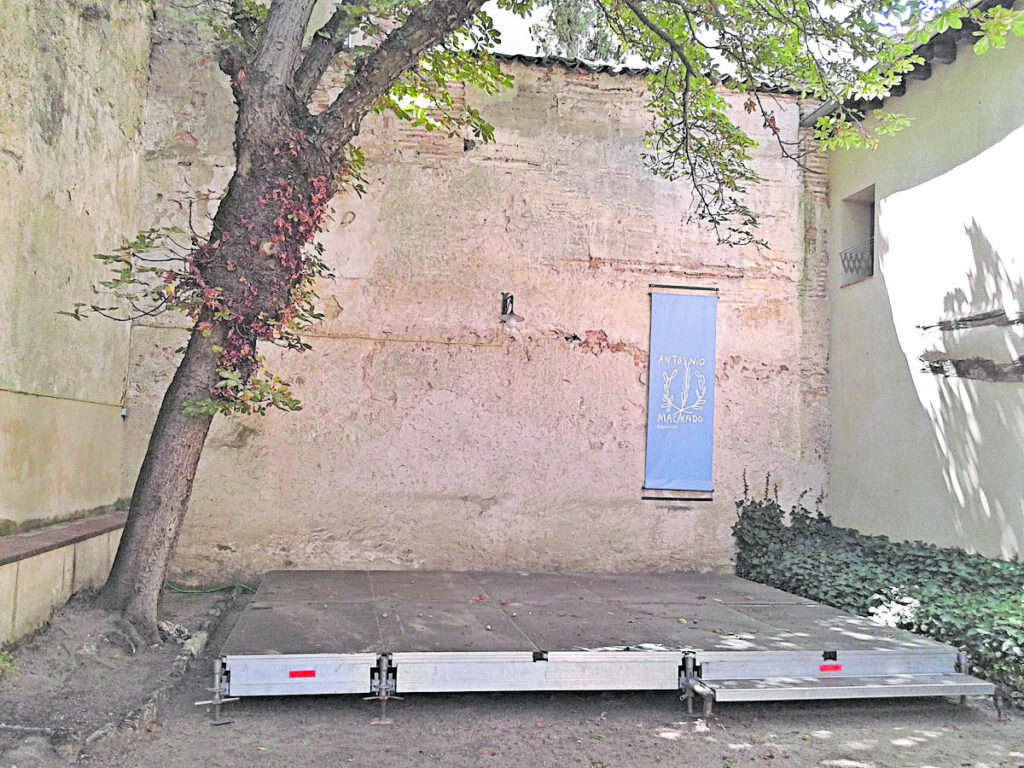 Escenario preparado bajo el castaño de Indias.  / Academia de San Quirce