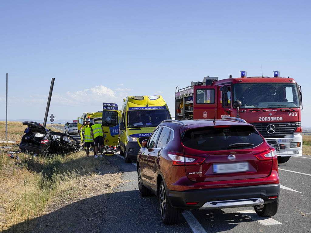 Accidente de tráfico en el CL-605, en la provincia de Segovia. / MIGUEL ÁNGEL FERNÁNDEZ
