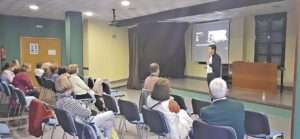 Alfonso Gutiérrez hablando sobre Inteligencia Artificial en Sanchonuño. / El Acueducto del Saber