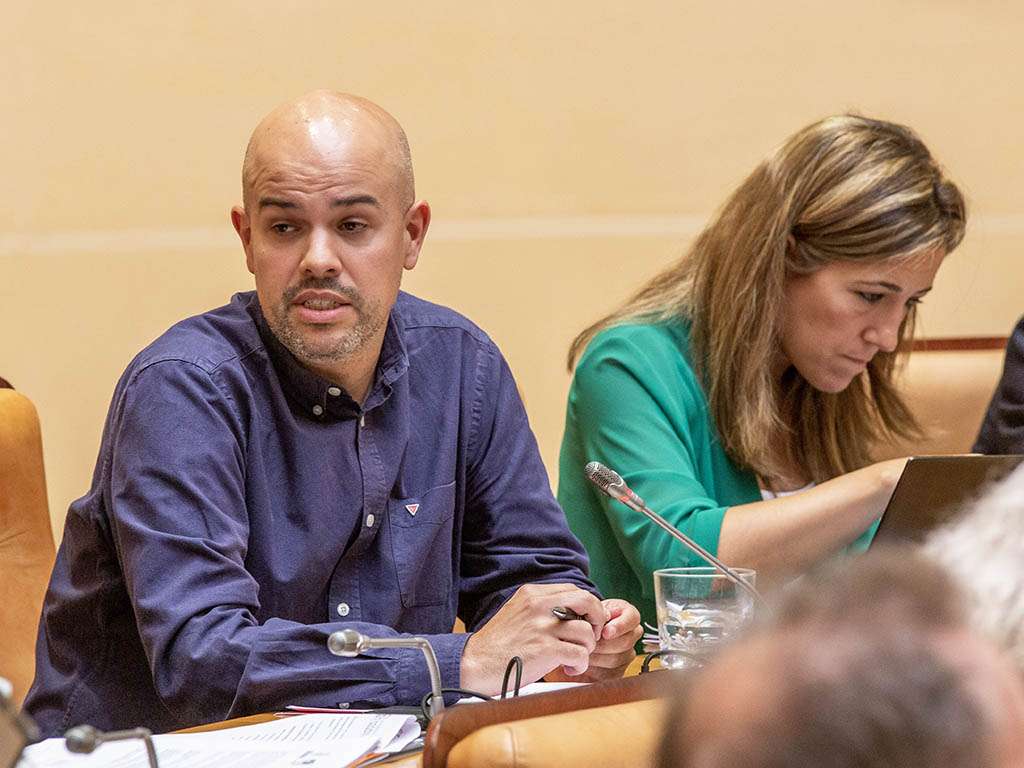 Los concejales de Izquierda Unida, Ángel Galindo y Ana Peñalosa. / KAMARERO