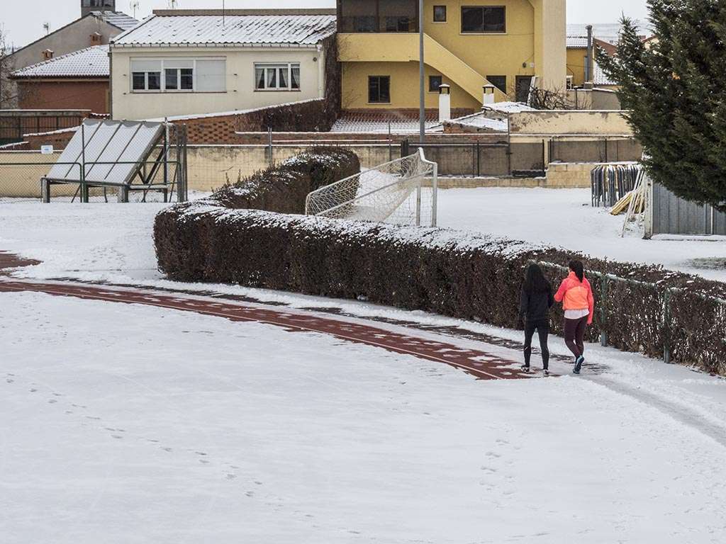 Pistas de atletismo 'Antonio Prieto', en La Albuera, en época de nieve. / KAMARERO