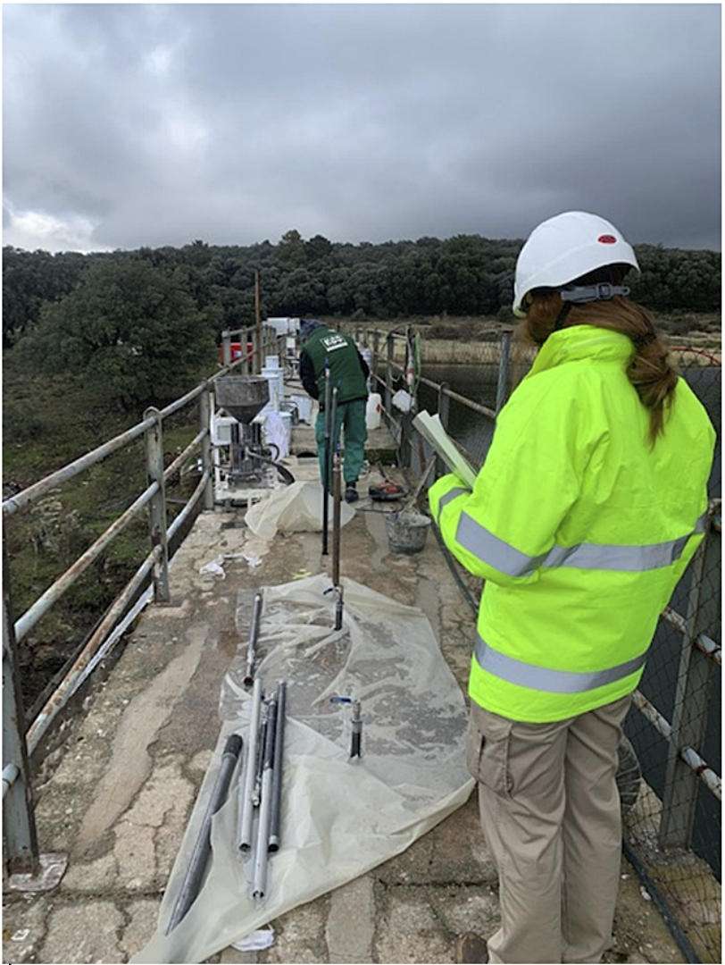 Técnico revisando las obras