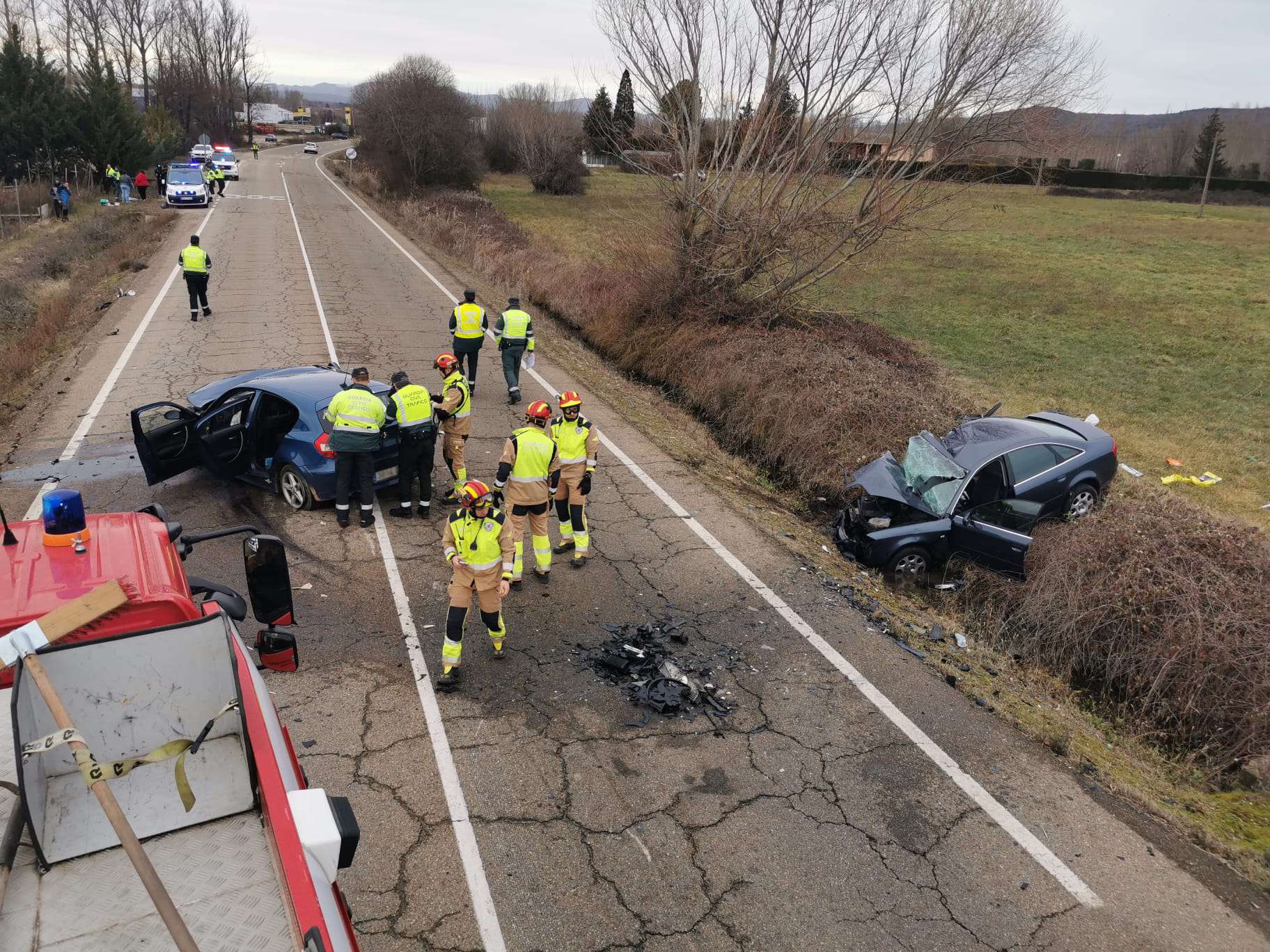 Tres heridos en la colisión frontal de dos turismos en la CL 623 en Sariegos (León)
