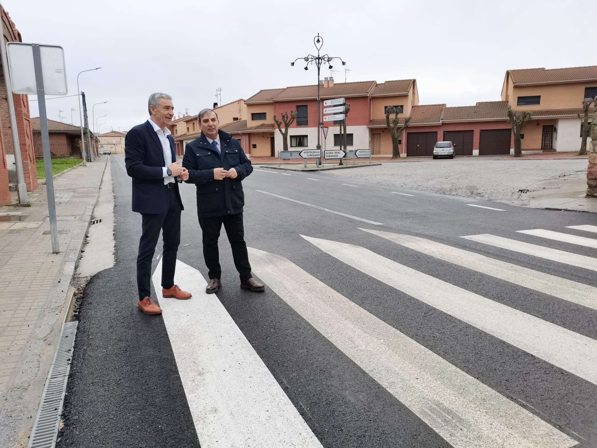 El delegado territorial y el alcalde de Aguilafuente en la visita a la travesía mejorada