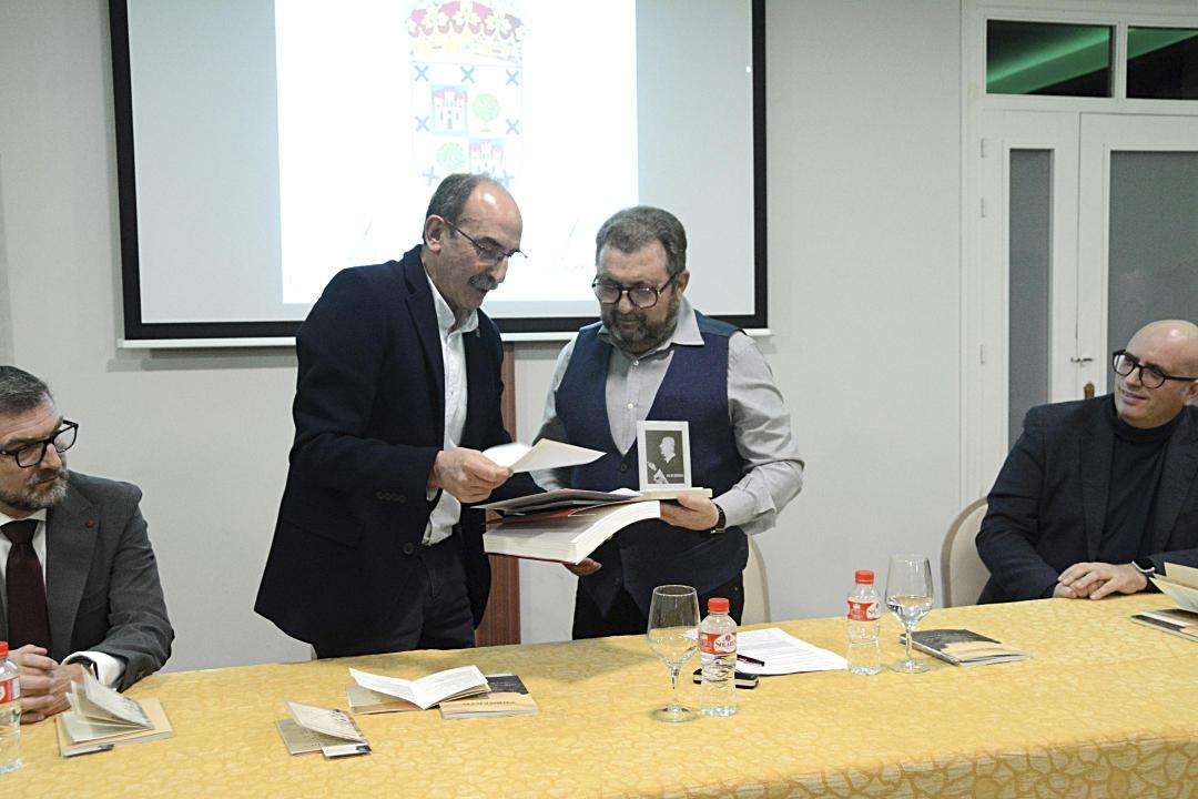 El poeta galardonado recibe el premio de manos del alcalde navero
