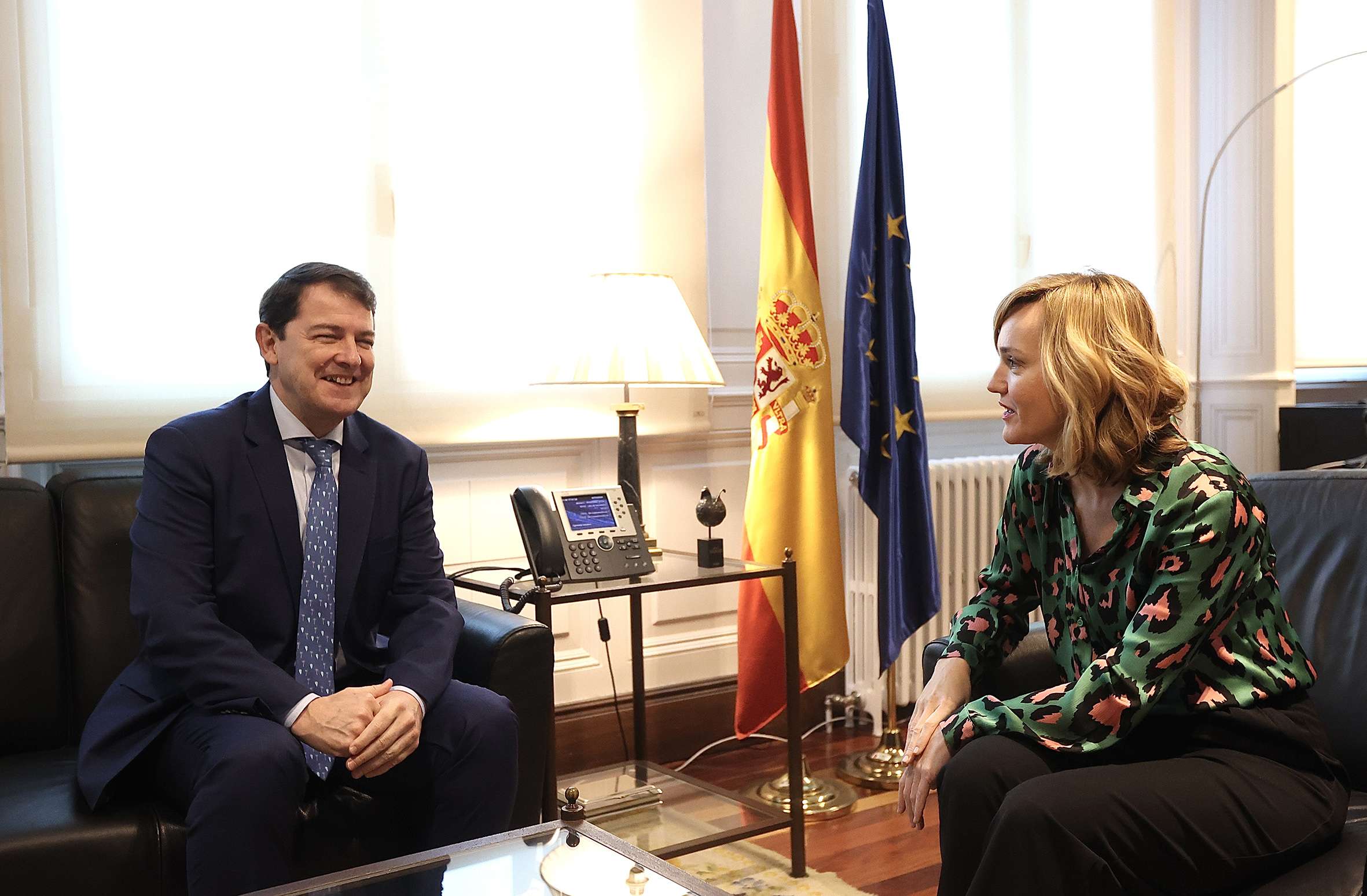 El presidente de la Junta mantiene una entrevista con la ministra de Educación