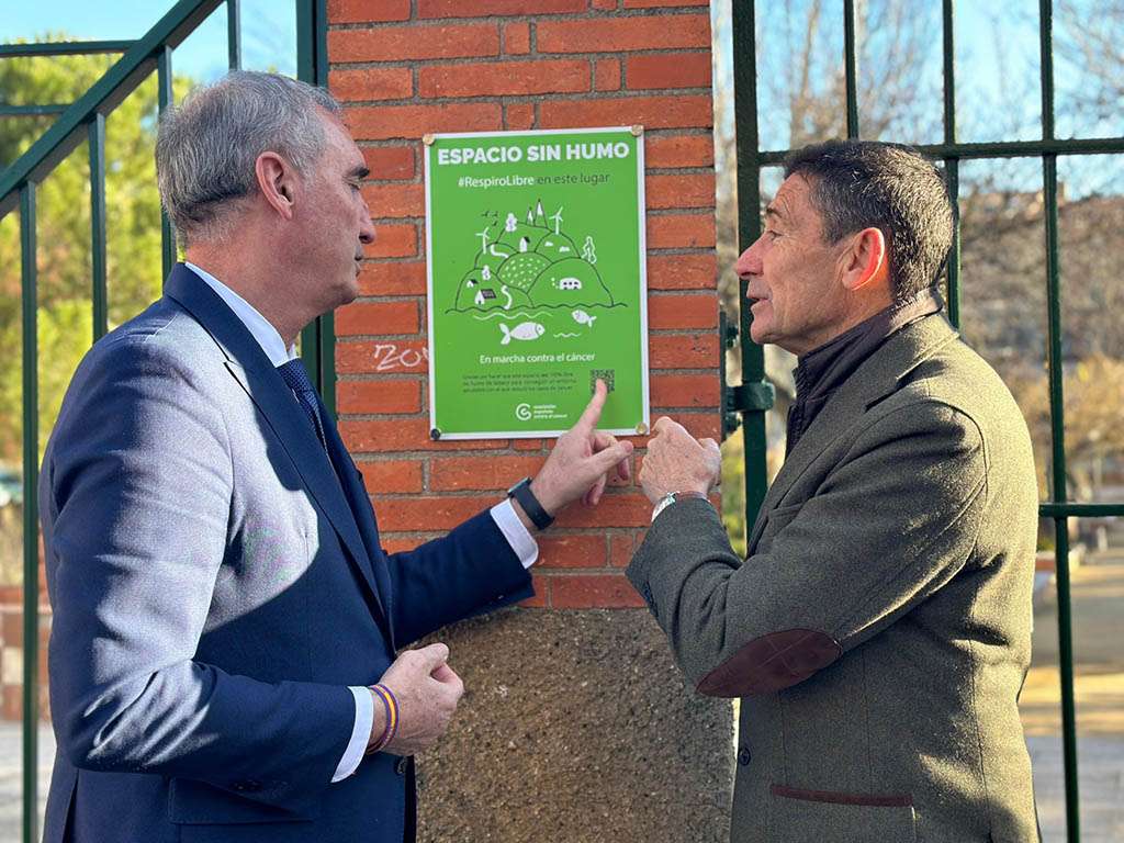 El alcalde de la ciudad, José Mazarías, y el presidente de la AECC, Juan Vicente Cuesta, presentan el Jardín Botánico como nuevo 'espacio libre de humos'. / EL ADELANTADO